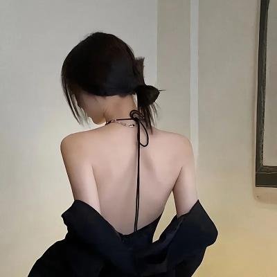 三个带面纱的女子